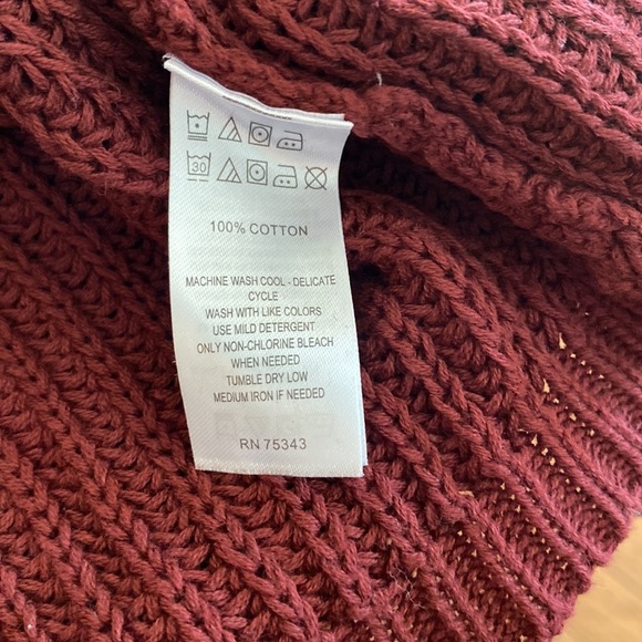 Ruby Moon Size medium burgundy V neck sweater - Picture 7 of 7